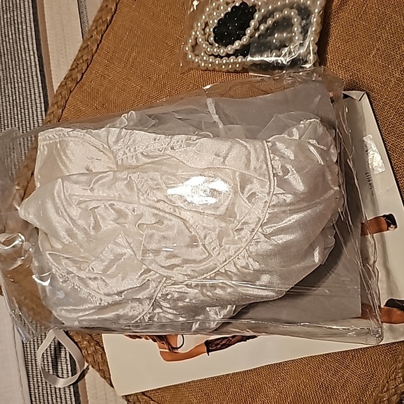 Elegant moments Halloween costume dress & pearls only. Never worn. 80s rock star - Picture 8 of 8